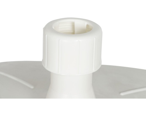 Detailaufnahme eines weißen Sanitäranschlusses aus Kunststoff