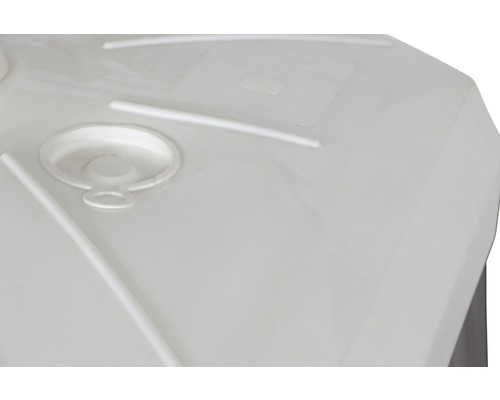 Detailansicht einer Regentonne mit Einfüllstutzen und Ablaufhahnanschluss