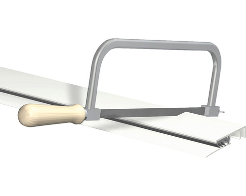 Handsäge schneidet Dichtungsprofil