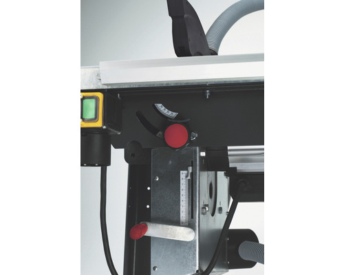 Detailansicht einer Holzbearbeitungsmaschine mit Einstellhebel und Skala zur präzisen Einstellung