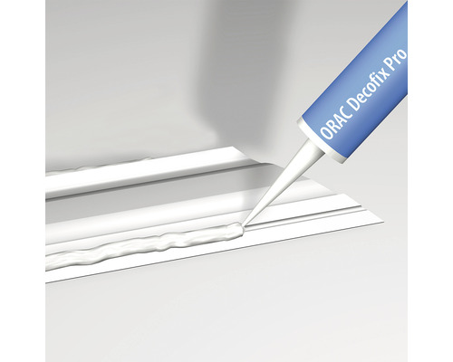 Auftragen von Klebstoff mit einer Kartusche ORAC Decofix Pro auf ein Zierelement.