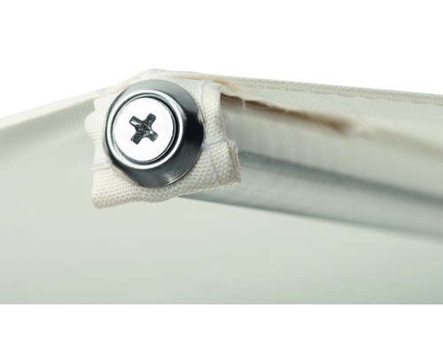 Detailansicht einer Möbelverbindung mit Schraube und Stoffbezug