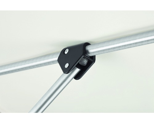 Detailansicht einer Zeltstangenverbindung mit schwarzem Verbinder