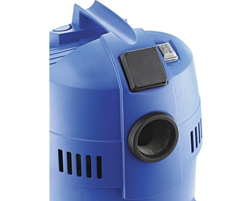 Detailansicht eines blauen Staubsaugers mit Griff, Steckdose und Anschluss