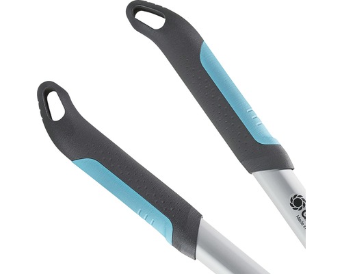 Detailaufnahme von Gartengerätegriffen mit Aufhängelöchern.