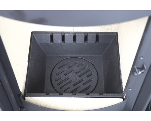 Innenansicht eines Kaminofens mit Brennkammer