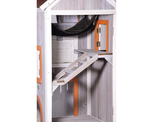 Innenansicht eines Spielhauses mit Leiter und Hängematte