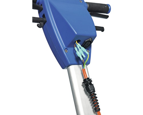 Detailansicht eines Elektrogeräts mit Kabelverbindungen