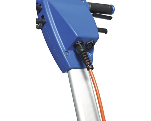 Detailaufnahme einer Reinigungsmaschine mit Stromkabelanschluss