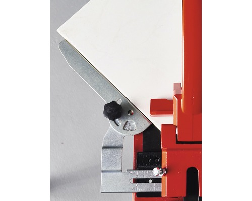 Detailansicht einer Fliesenschneidmaschine mit Winkelanschlag