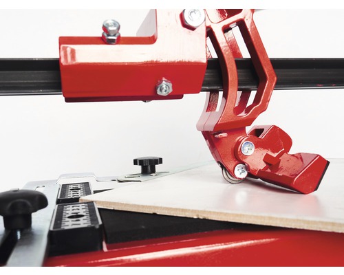 Fliesenschneider beim Schneiden einer Fliese