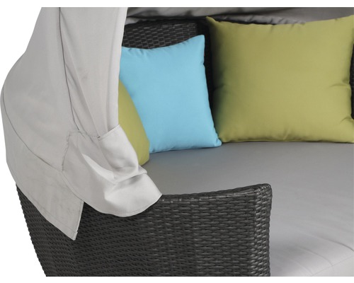 Detailansicht eines Daybeds mit Kissen und Baldachin