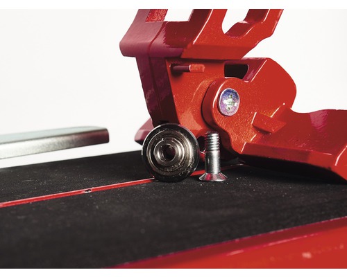 Detailansicht Fliesenschneider mit Schneiderädchen und Schraube