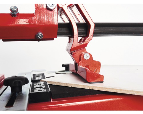 Nahaufnahme einer Fliesenschneidmaschine beim Schneiden einer Fliese