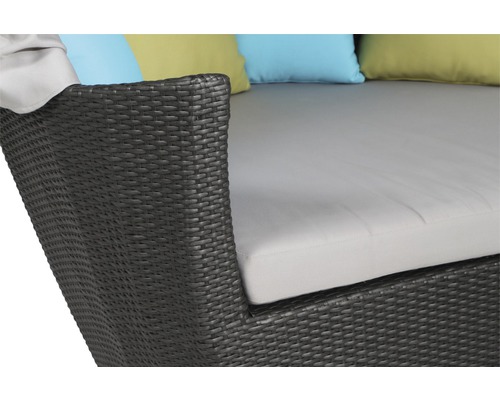 Detailansicht einer grauen Gartenliege aus Polyrattan mit Kissen