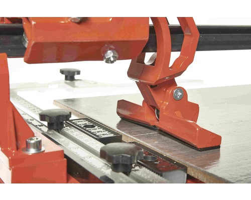 Detailansicht Fliesenschneider mit Schneidrad und Führungsschiene