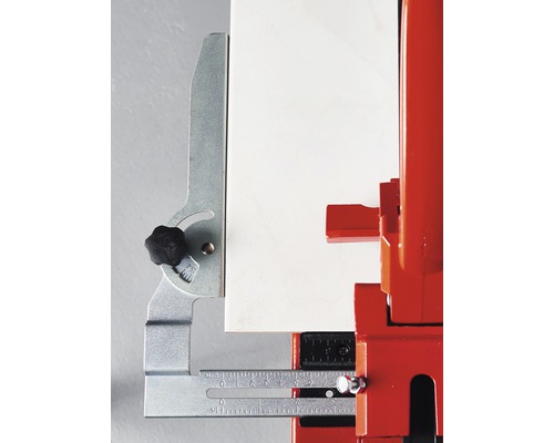 Detailansicht einer Fliesenschneidmaschine mit Winkeleinstellung und Werkstück