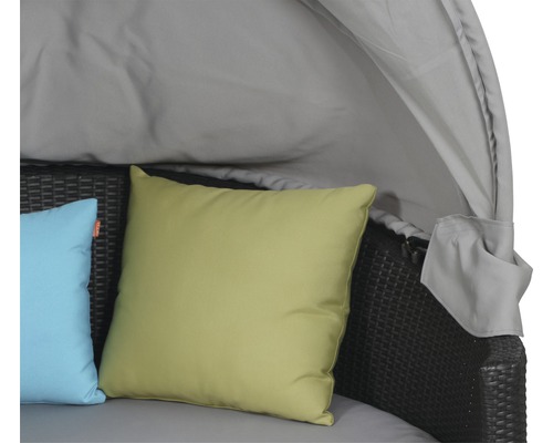 Detailansicht eines Lounge-Bettes mit Überdachung und Kissen
