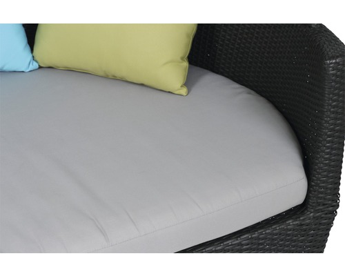 Detailansicht eines Lounge Möbelstücks mit Rattanstruktur und Polster