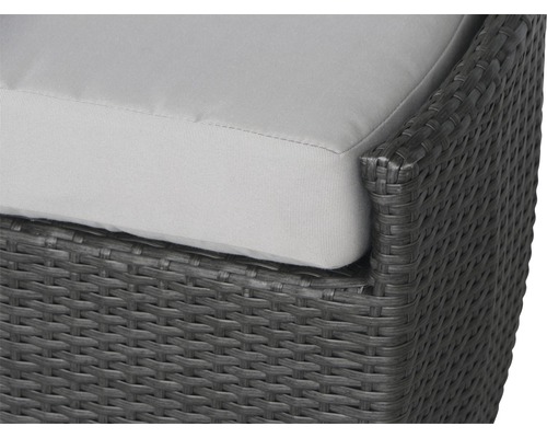 Detailansicht eines Rattansessels mit Sitzkissen