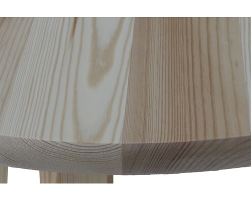 Detailansicht eines Holzmöbelstücks, das die Maserung hervorhebt