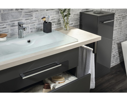 Modernes Badezimmer mit Waschbecken, Unterschrank und Handtuchhalter