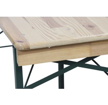 Detailansicht eines Biertisches mit Holzplatte und Metallgestell