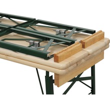 Detailansicht eines Festzeltgarnitur-Tisches mit Holzplatte und grünem Metallgestell