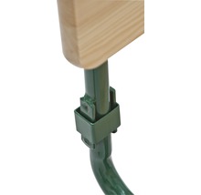 Detailansicht eines Holzbeins mit grünem Metallrahmen