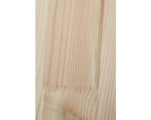 Holzpaneele mit sichtbarer Holzstruktur und Keilzinkenverbindung