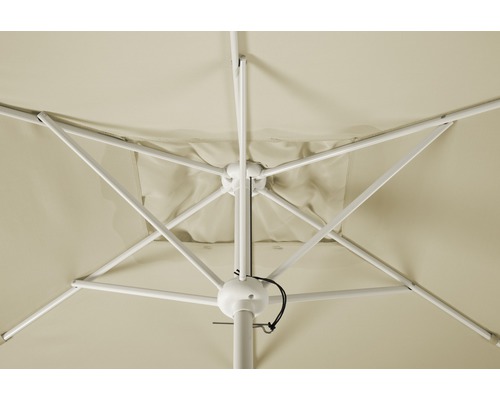 Detailansicht von unten eines Sonnenschirms mit weißem Gestell