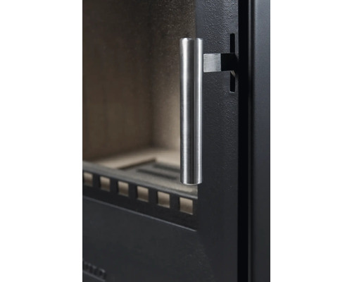 Detailansicht eines Kaminofens mit Türgriff