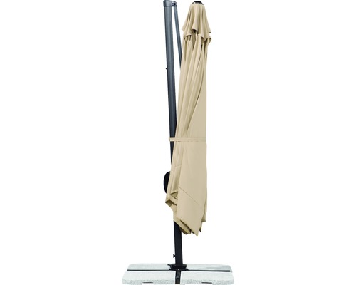 Geschlossener Ampelschirm mit Betonsockel für den Garten