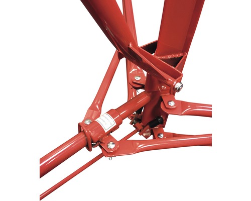 Detailansicht einer roten Gerüstbasis mit Metallstreben und Verbindungsstücken