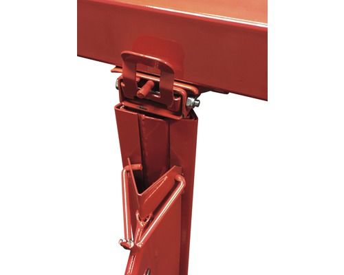Detailansicht einer roten Werkbank mit Beinbefestigung