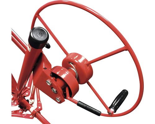 Detailansicht einer roten Materialwinde mit Handkurbel.