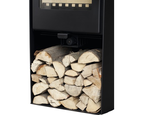 Detailansicht eines Kaminofens mit Holzscheiten im Holzfach.