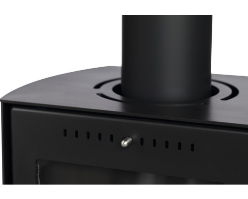 Detailansicht eines schwarzen Kaminofens mit Zuluftregelung