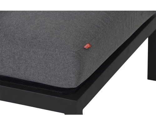 Detailansicht eines grauen Loungekissens auf einem schwarzen Rahmen