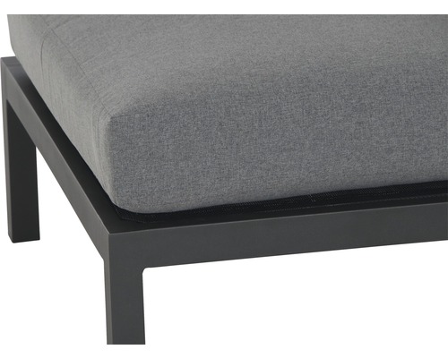 Detailansicht eines Gartenhockers mit Textilbezug und Metallrahmen