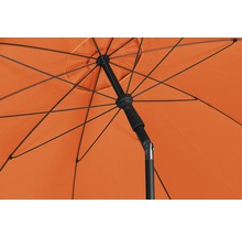 Unteransicht eines orangefarbenen Sonnenschirms mit schwarzem Gestell
