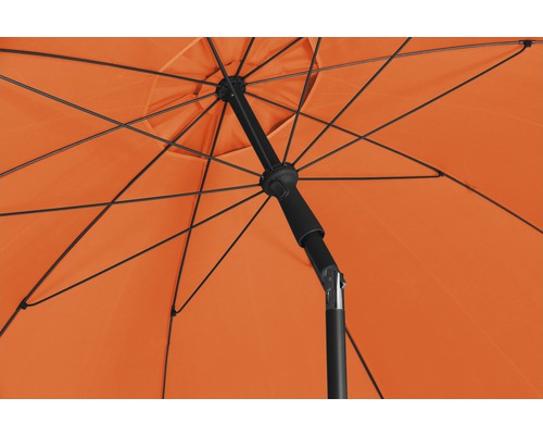 Unteransicht eines orangefarbenen Sonnenschirms mit schwarzem Gestell