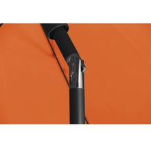 Detailansicht eines Sonnenschirms mit schwarzem Gestell und orangefarbenem Schirmdach.