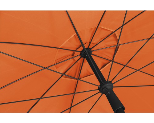 Ansicht von unten auf einen Sonnenschirm mit schwarzem Gestell und Bespannung