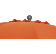 Detailansicht eines orangefarbenen Sonnenschirms