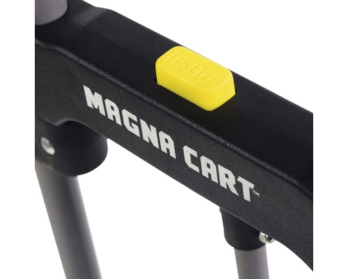 Detailansicht eines Magna Cart Transportwagens mit gelbem Druckknopf