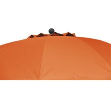 Detailansicht eines orangefarbenen Sonnenschirms