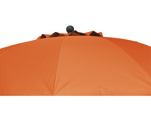 Detailansicht eines orangefarbenen Sonnenschirms