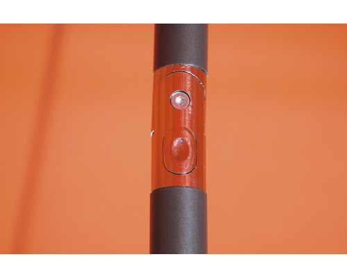 Detailansicht einer Schraube und einer Aussparung an einem Sonnenschirmständer