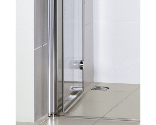 Detailansicht einer Dusche mit Glaswänden und Bodenablauf